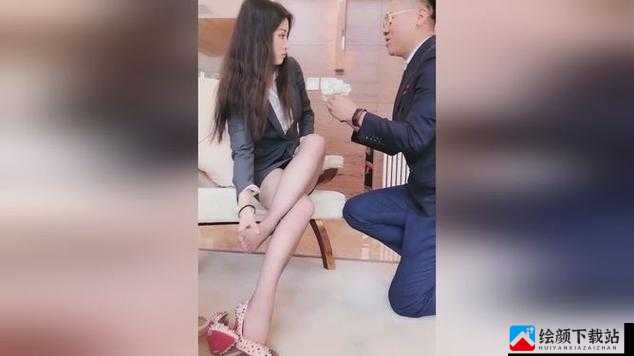 女子不雅抠脚姿势引争议